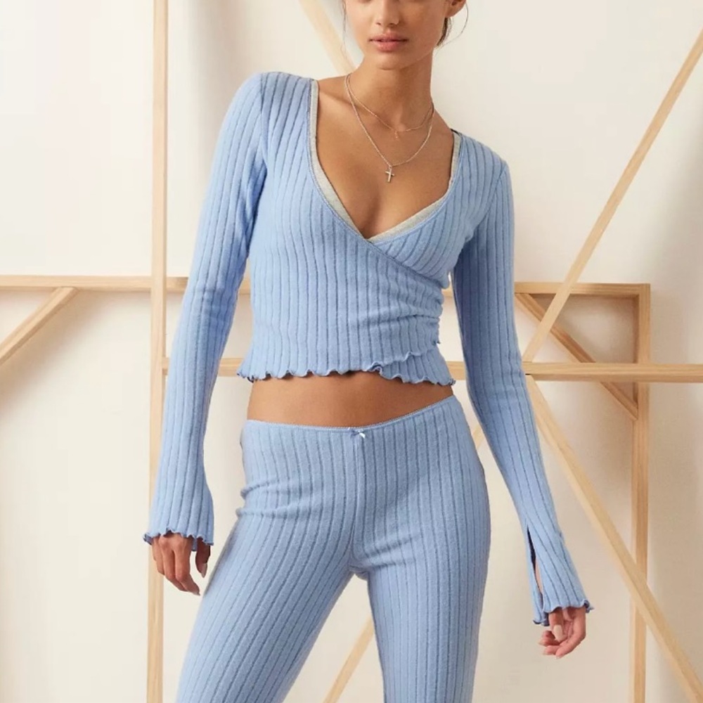 Brushed Rib Wrap Top 
Super soft 
EXCLUSIVE 
SUPER COZY LOUNGE WEAR